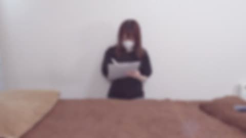 【无修正/无套中出】皮肤雪白可爱的JD又来了。这么美丽的肌肤，而且比以前更瘦，害羞的感觉让人兴奋不已。 FC2-PPV-4694142